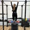 Kvinde laver pull-ups i et fitnesscenter