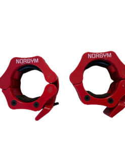To røde vægtstangslåse med teksten "NORGYM" på toppen. Designet er robust med en låsemekanisme.