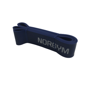 Mørkeblå træningselastik med teksten "NORGYM" i hvid. Elastikken er foldet sammen og ser robust ud.