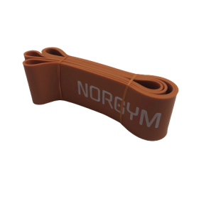 En orange træningselastik fra Norgym Pro, foldet sammen med "NORGYM" skrevet i hvidt på siden.