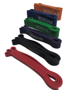 Power bands Seks farverige træningselastikker fra NORGYM PRO arrangeret i et sæt, hver med forskellig modstandsniveau.