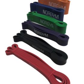 Power bands Seks farverige træningselastikker fra NORGYM PRO arrangeret i et sæt, hver med forskellig modstandsniveau.