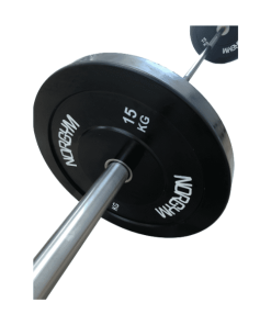 Olympisk vægtstang med sorte bumpervægtskiver, hvoraf den ene vejer 15 kg. NORGYM logo er synligt.