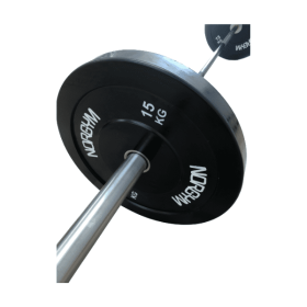 Olympisk vægtstang med sorte bumpervægtskiver, hvoraf den ene vejer 15 kg. NORGYM logo er synligt.