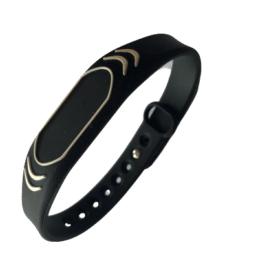 Sort RFID-armbånd med justerbar rem og elegante, bølgede guldlinjer på begge sider af midterstykket.