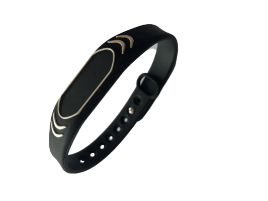 Sort RFID-armbånd med justerbar rem og elegante, bølgede guldlinjer på begge sider af midterstykket.