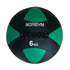 En sort og grøn wallball med teksten "NORGYM" og "6 KG" på forsiden, samt synlige sorte snørebånd.