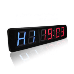 En digital timer med blå og røde LED-tal på en sort baggrund, der viser tiden 81:19:03.