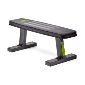 Adidas Flat Bench i sort med grønne detaljer, robust metalramme og polstret overflade med stribedesign.