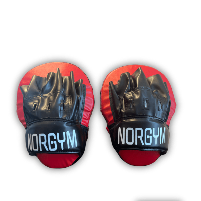 Sorte og røde boksehandsker med Norgym-logo.