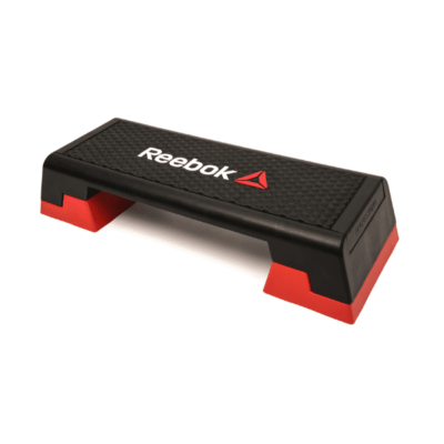 Reebok Stepbænk Pro Studio DELTA er sort med røde fødder og har Reebok-logoet på toppen.