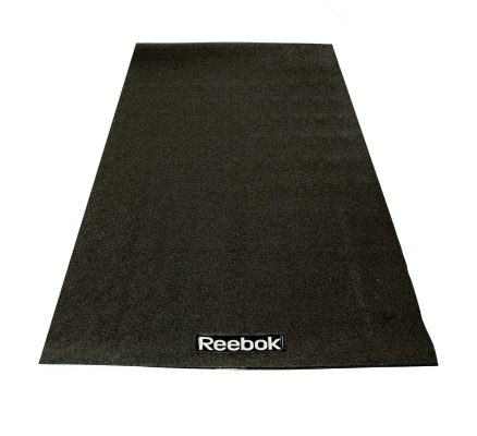 Sort Reebok løbebåndsmåtte med logo i nederste hjørne. Robust og skridsikkert design til træningsudstyr.