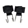 To sæt sorte nylon stropper med metalkroge, sandsynligvis brugt til løft eller ophæng, placeret side om side mod en hvid baggrund.