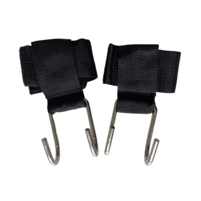 To sæt sorte nylon stropper med metalkroge, sandsynligvis brugt til løft eller ophæng, placeret side om side mod en hvid baggrund.