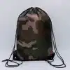 Gymnastikpose i camouflagefarver med sorte snore og metaløjer i hjørnerne. Enkel og praktisk taske.