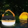 Campinglanterne og telt om natten.