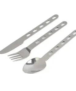 Sæt med tre dele campingbestik i metal: kniv, gaffel og ske. Alle har håndtag med ovale huller for vægtreduktion.