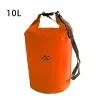 Orange 10L vandtæt pose med justerbar skulderrem og sort lukning. Perfekt til udendørs aktiviteter.