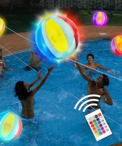 En gruppe mennesker spiller volleyball i en pool med farverige LED-oplyste badebolde og en fjernbetjening.