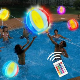 En gruppe mennesker spiller volleyball i en pool med farverige LED-oplyste badebolde og en fjernbetjening.