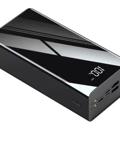 Sort powerbank med blank overflade, digital skærm der viser 100%, og flere USB-porte på siden.