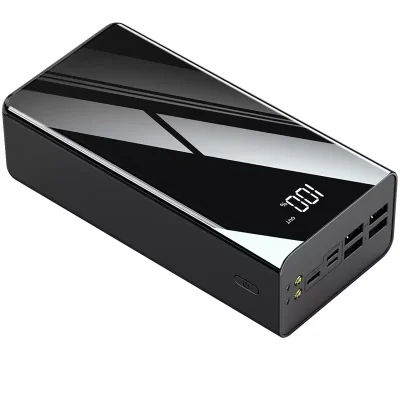 Sort powerbank med blank overflade, digital skærm der viser 100%, og flere USB-porte på siden.