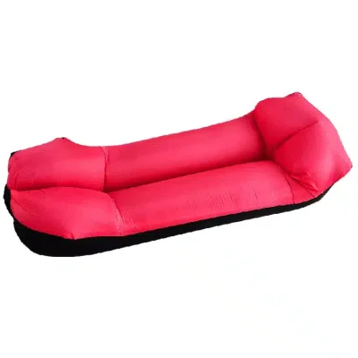 Rød og sort oppustelig sofa liggestol med bløde kurver og komfortable puder, ideel til udendørs brug.