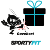 En tegneseriefigur holder en gave og laver fredstegn. Teksten "Gavekort" og "SPORTYFIT" vises.
