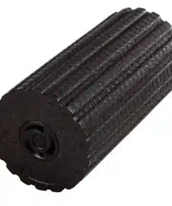 Sort elektrisk massage foamroller med rillet overflade og en rund, mønstret ende, der indeholder kontrolknap.