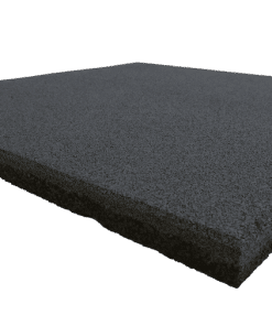 En sort, firkantet gummiflise med en grov tekstur, måler 500x500x15 mm, set fra en skrå vinkel.