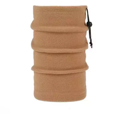 Brun halsedisse i blødt fleece med justerbar snøre og rynker for komfort og isolering.