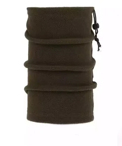 En grøn halsedisse i blød fleece med justerbar snor og sort plastiklås. Den har vandrette folder.
