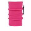 Halsedisse i blød pink fleece med justerbar sort snor. Cylindrisk form med vandrette syninger.
