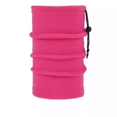 Halsedisse i blød pink fleece med justerbar sort snor. Cylindrisk form med vandrette syninger.