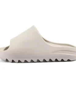 Klipklapper Softy i beige med åben tå, bred rem og rillet sål for ekstra greb og komfort.