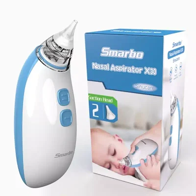 Hvid og blå elektronisk næsesuger med to sugehovedmuligheder. Boks viser en baby, der bruger næsesugeren.