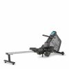 Reebok Rower ZJET er en sort og grå romaskine med en digital skærm og justerbare fodstøtter.