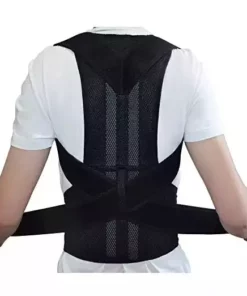 En person iført en Holdningsvest Comfort+ over en hvid t-shirt, set bagfra, justerer stropperne.