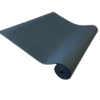 En sort yogamåtte på 4 mm tykkelse, delvist rullet ud med en tekstureret overflade, klar til brug.