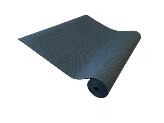 En sort yogamåtte på 4 mm tykkelse, delvist rullet ud med en tekstureret overflade, klar til brug.