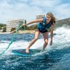 Kvinde wakesurfer i solen