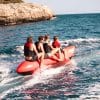 En gruppe mennesker på en oppustelig bananbåd på havet.