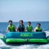 Gruppe på fire på en oppustelig tude på havet