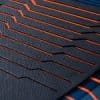 Teksturbillede af et gråt materiale med orange, bølgede linjer, der løber parallelt over overfladen. Designet skaber en dynamisk og moderne æstetik.