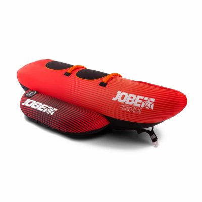 Rød og sort bananbåd til to personer med håndtag og Jobe-logo. Designet er stribet og aerodynamisk.