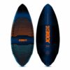 Jobe Laze Wakesurfboard har et moderne design med blå og orange linjer og står Jobe-logoen i midten.