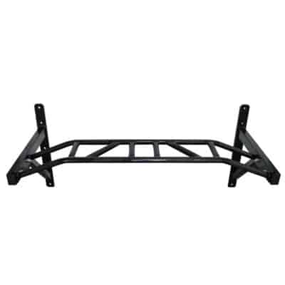 Sort multigrip chin-up bar med flere håndtag og monteringsbeslag til væggen. Robust og alsidig træningsudstyr.
