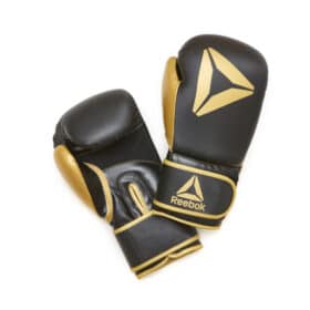 Reebok sorte boksehandsker med guld accenter og logo. Solidt design med velcro lukning.