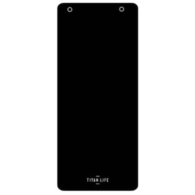 Sort træningsmåtte med to huller øverst og "TITAN LIFE" logo nederst. Måler 140x60x1,5 cm.