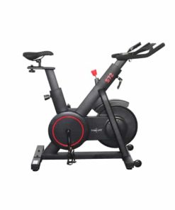 TITAN LIFE Indoor Bike S72 i sort med røde detaljer, justerbart sæde og styr, samt robust ramme og pedaler.
